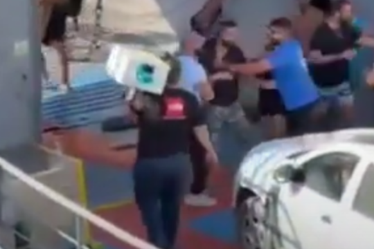 Επίθεση μέλους του πληρώματος σε αλληλέγγυους επιβάτες